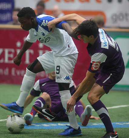 Die Viertelfinalspiele beim Sparkasse & VGH CUP 2012 haben am Nachmittag zwei sehr starke internationale Gastmannschaften gesehen! Sowohl Austria Wien zeigte beim 6:0 gegen den VfL Wolfsburg Hallenfußball der Extraklasse, wie auch der FC Fulham beim ansch